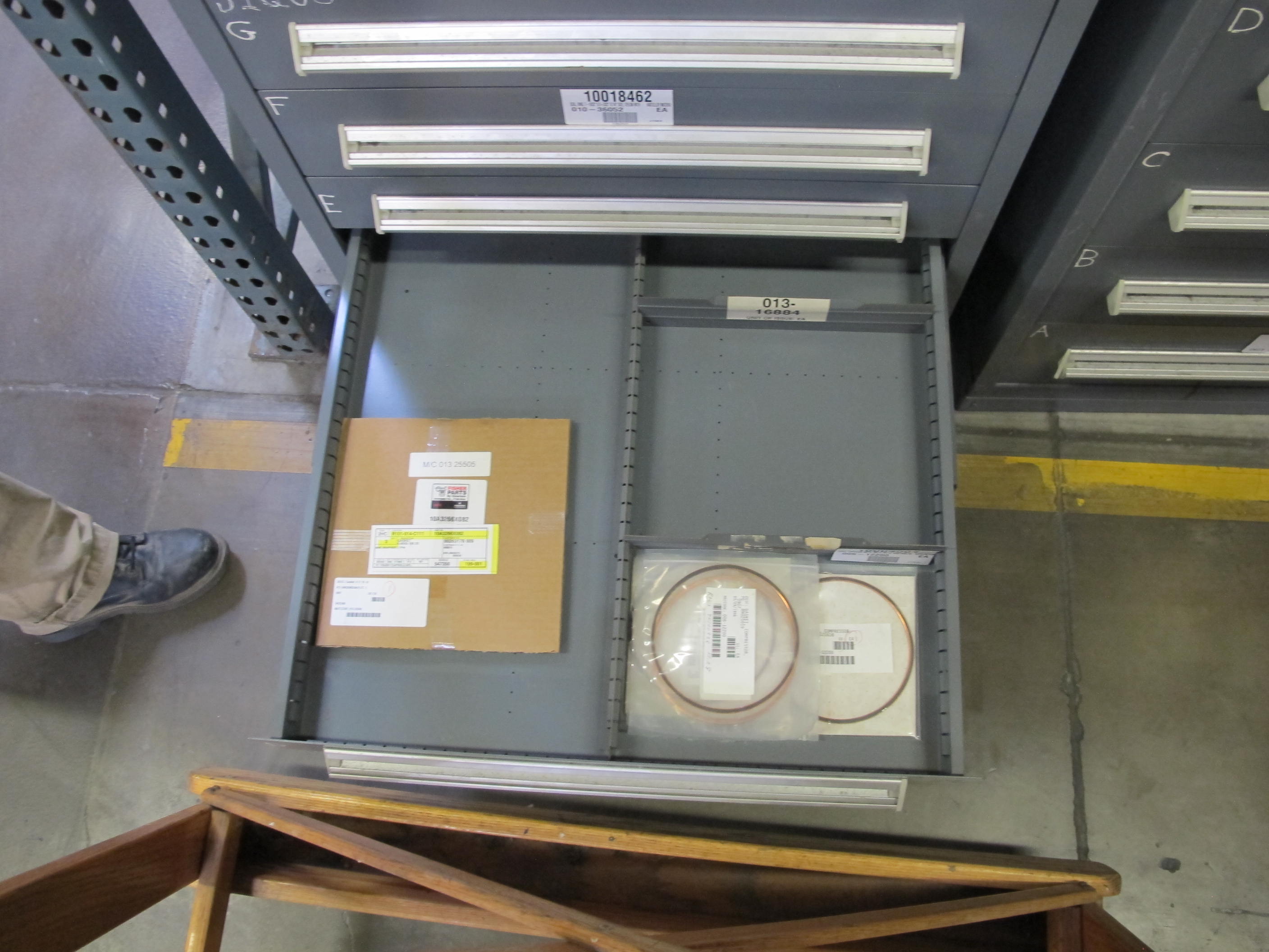 STANLEY VIDMAR HEAVY DUTY 11-DRAWER PARTS CABINET W/ CONTENTS (W-50) LOADING & HANDLING FEE $25-